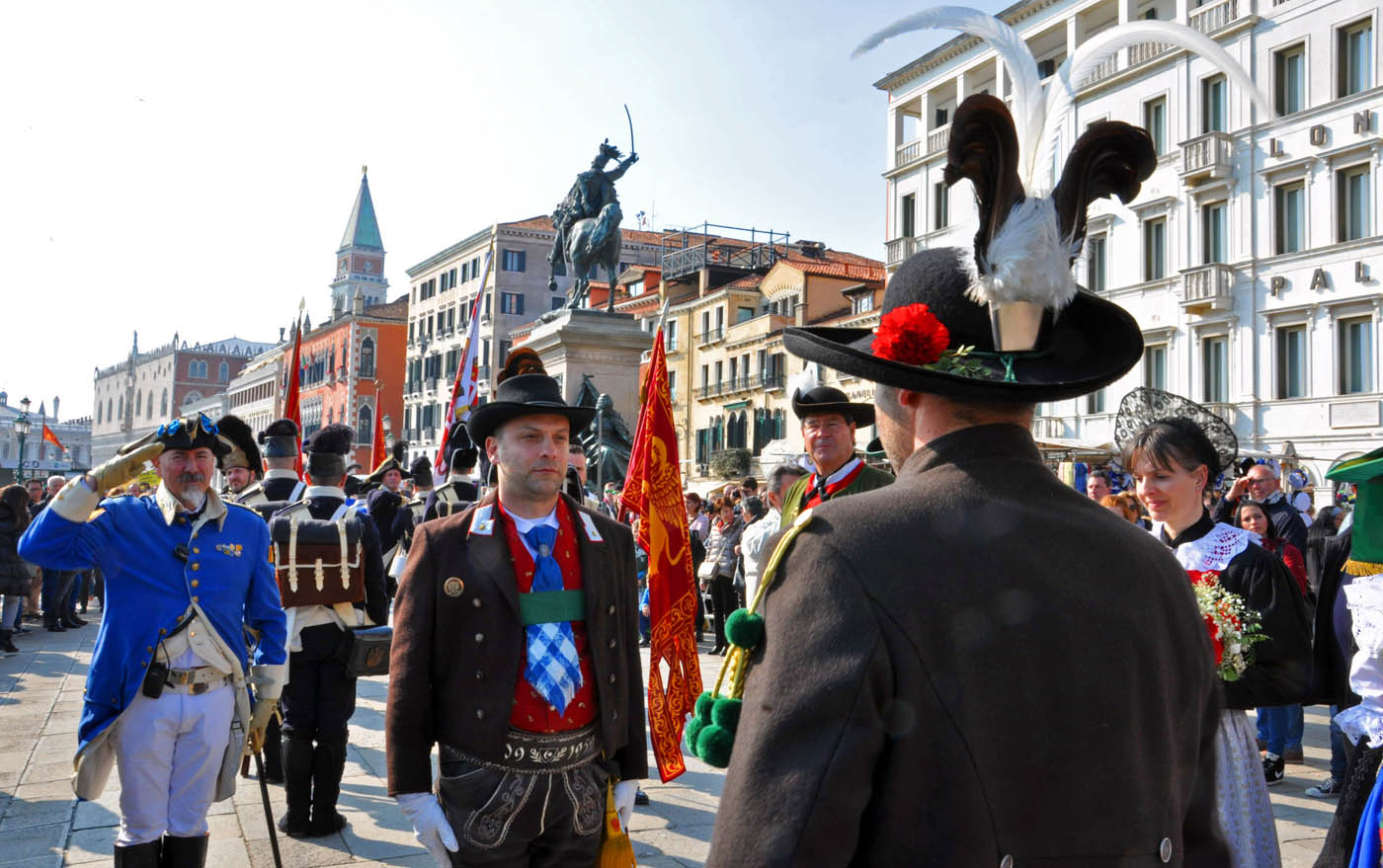 Tiroler Schützen am Grab des Heiligen Markus in Venedig