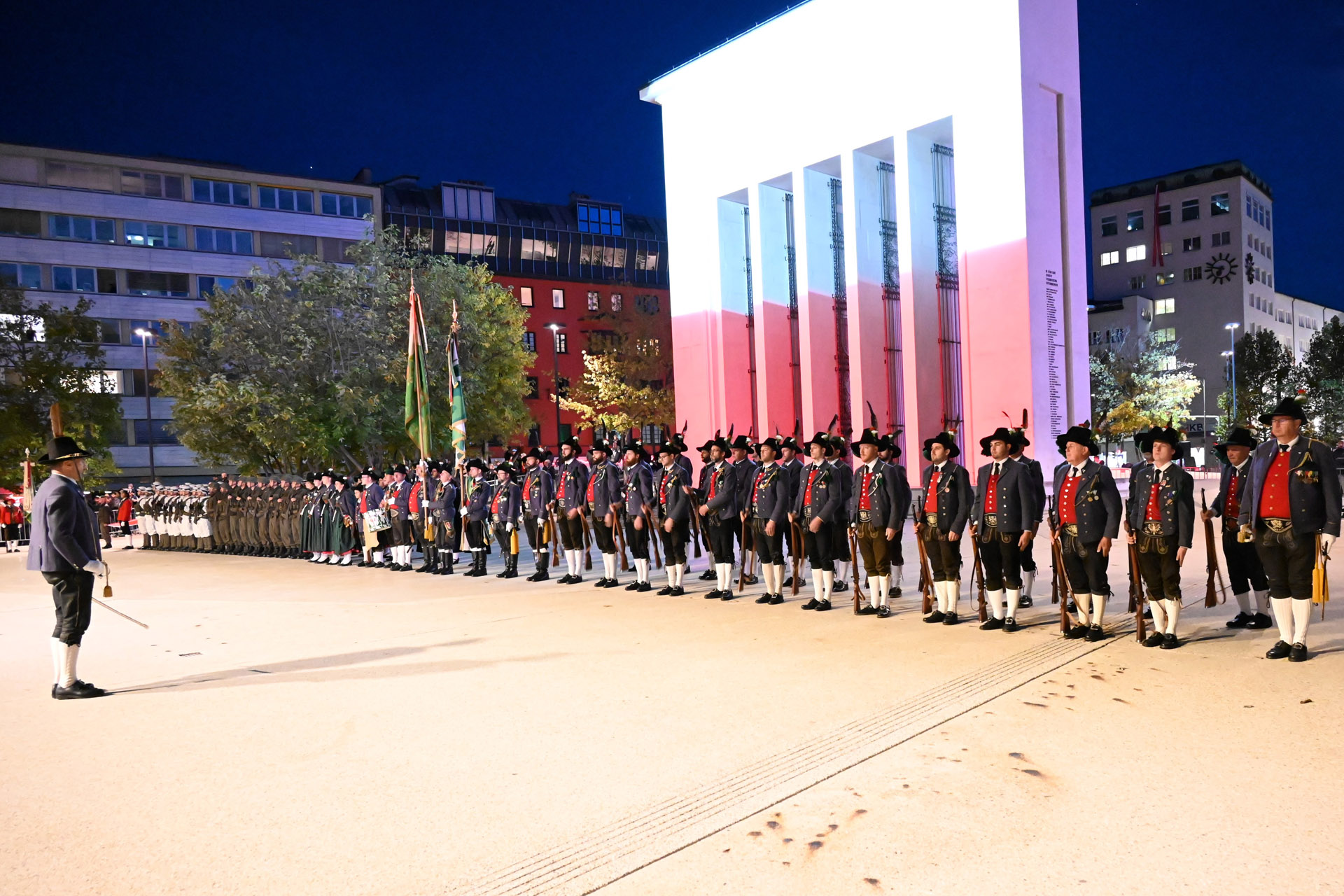 Großer Zapfenstreich am Landhausplatz Südtiroler Schützenbund SSB