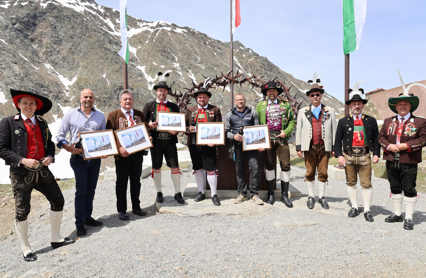 Fahnenhissung bei der Dornenkrone am Timmelsjoch
